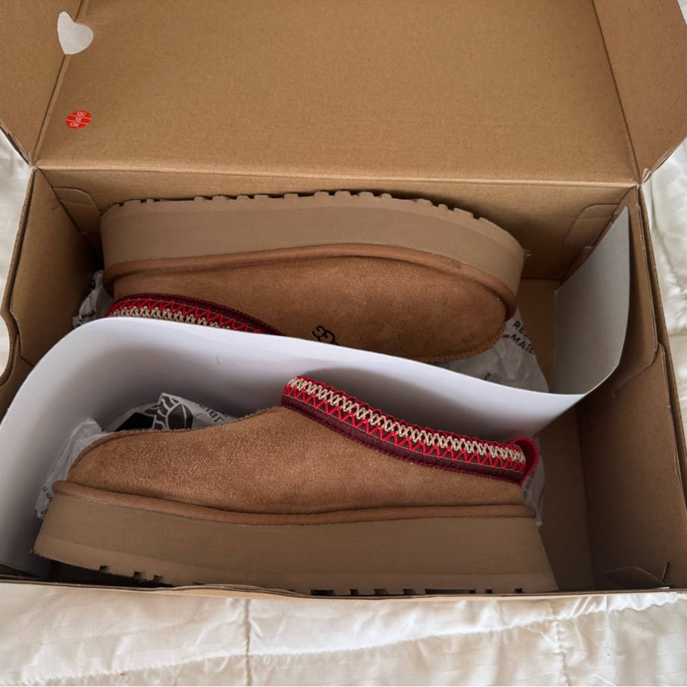 UGG TAZZ IN CHESTNUT SIZE 7! Like new!